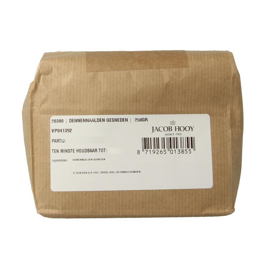 Dennenaalden gesneden